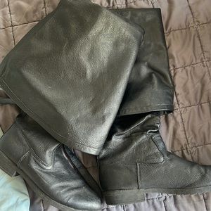 Men’s size 9 Pirate boats